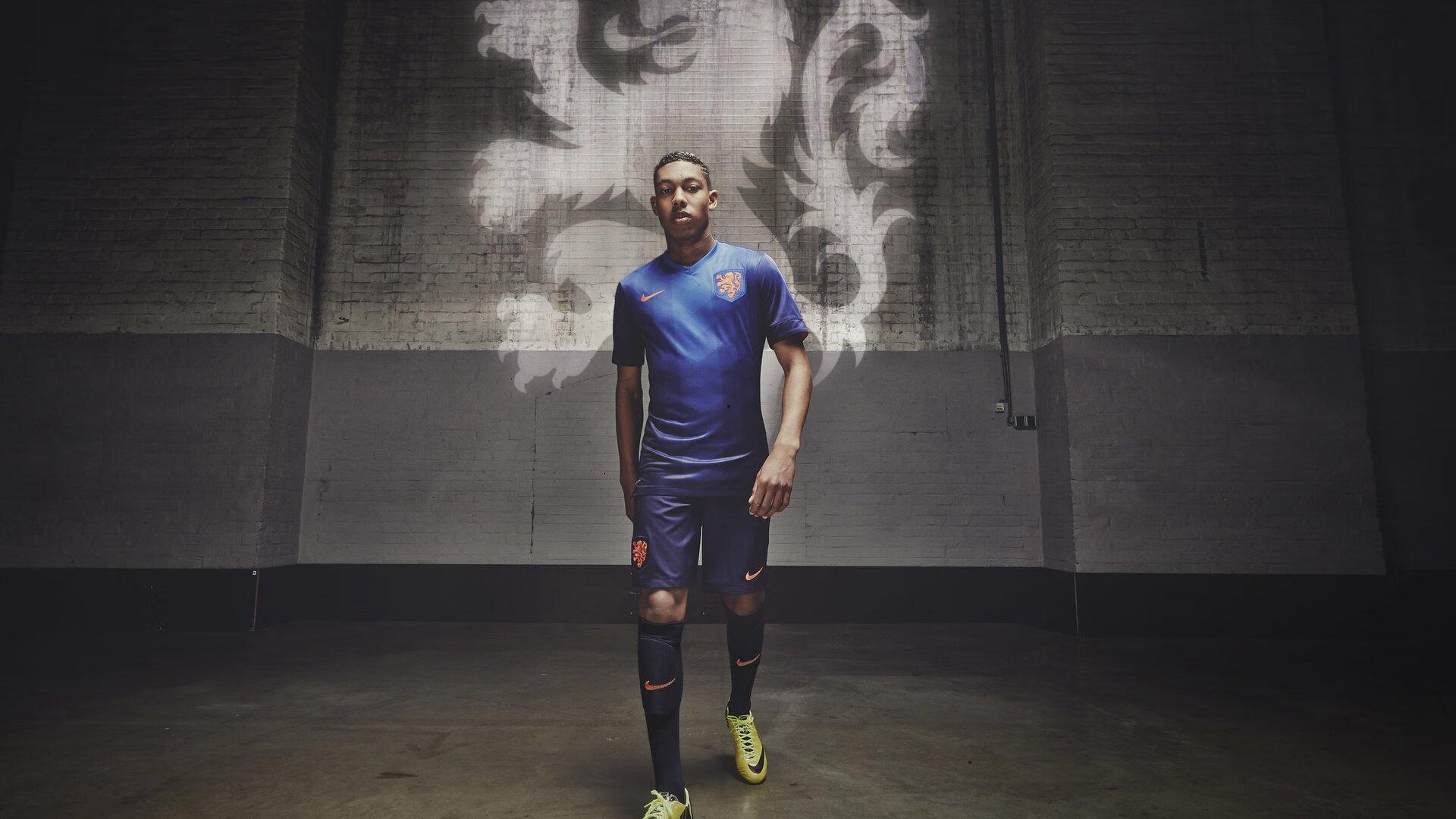 网友怒撕十六张中国赛门票 球迷集体抗议引发赛事反思